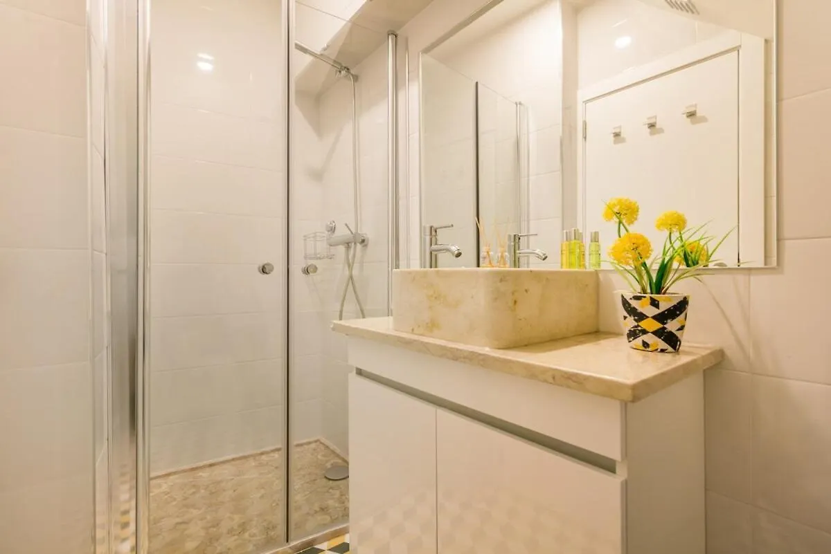 Historical Lisbon Compact Flat Apartment