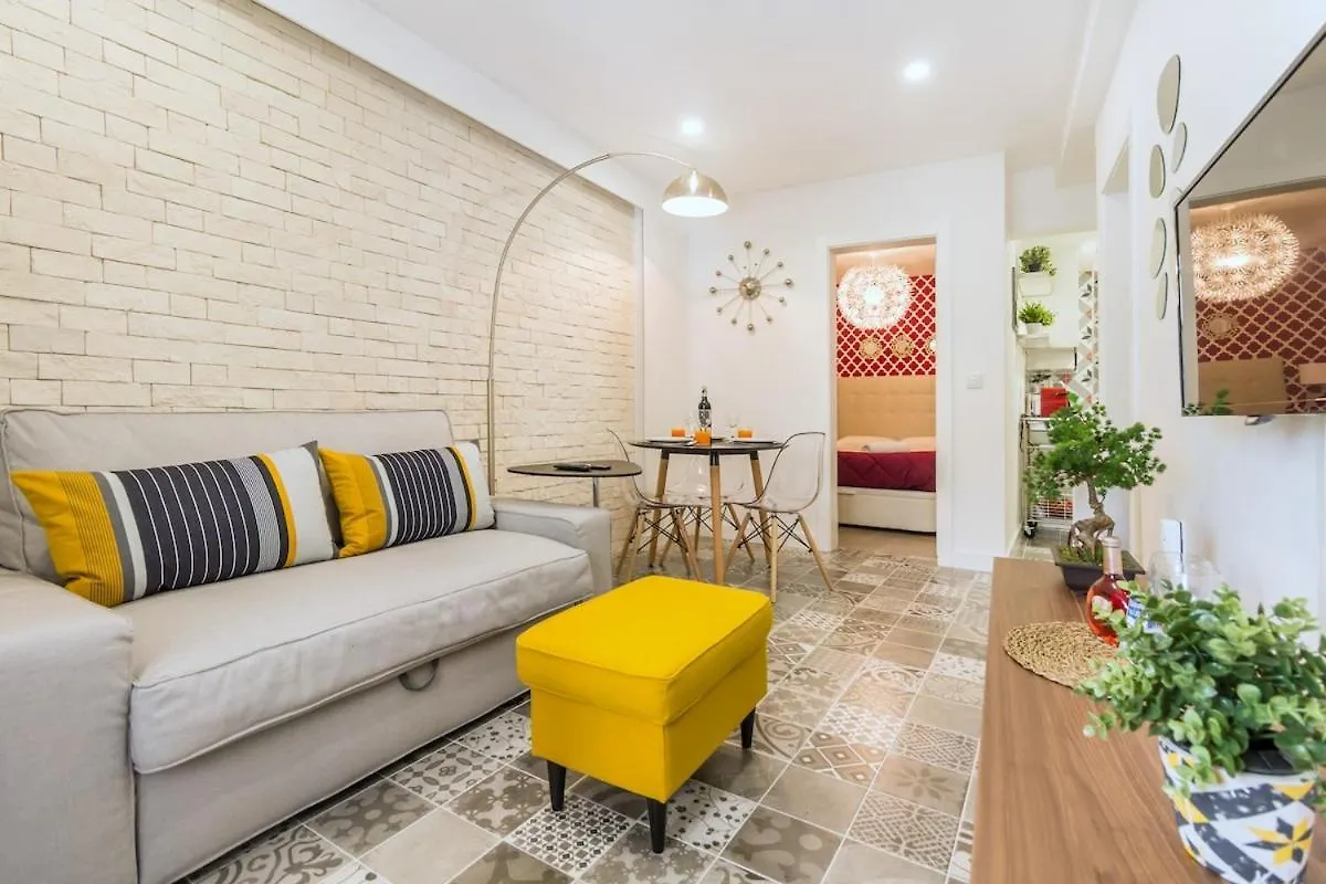 Historical Lisbon Compact Flat Apartment