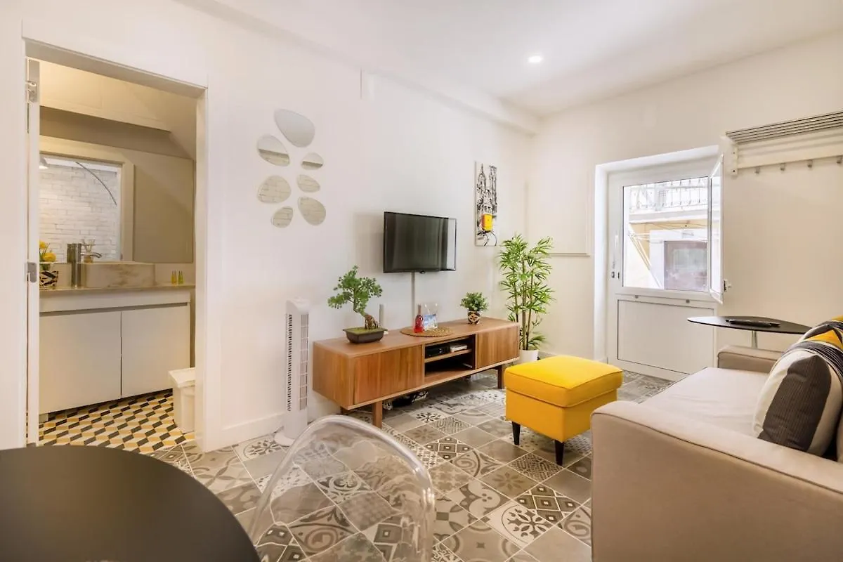 Historical Lisbon Compact Flat Apartment